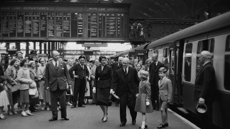  Редки фотоси на крал Чарлз Трети като дете 