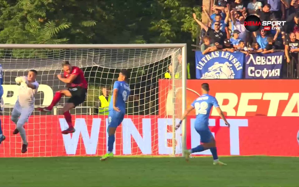 Защитникът на Левски - Сонко Сундберг, получи тежка травма по