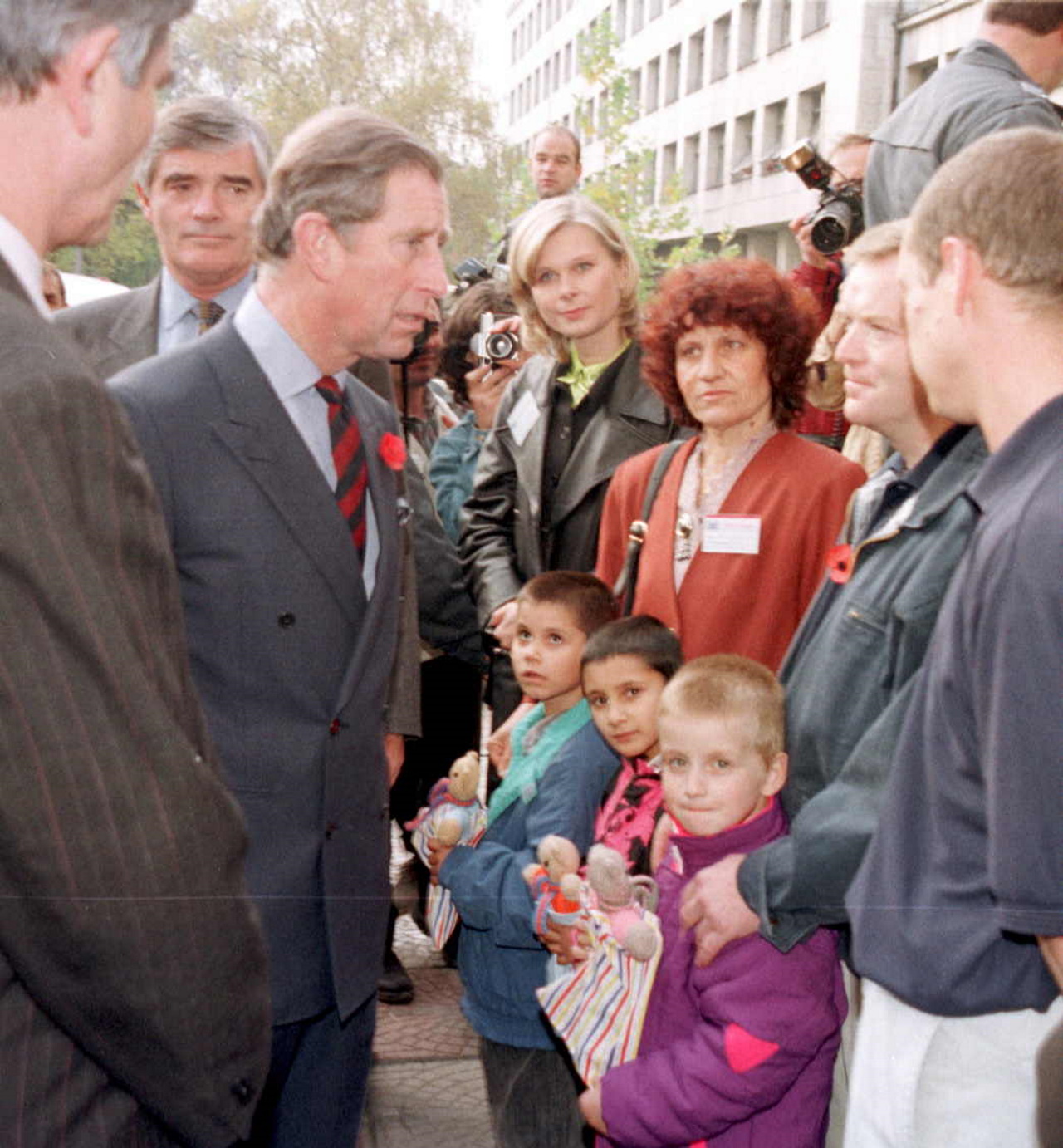 <p>София (6 ноември 1998 г.) Принц Чарлз дари десет линейки предоставени от С.А.Ш.А. на българските организации при посещението си в болница &#39;&#39;Царица Йоанна&#39;&#39;.</p>

<p>снимка: Архив БТА - Бистра Бошнакова</p>