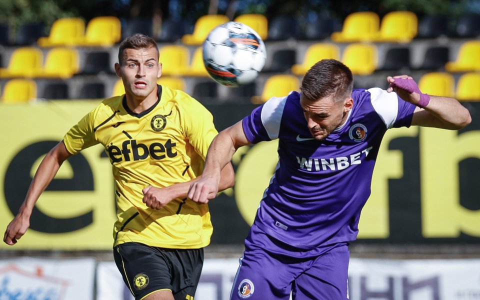 Отборите на Миньор Перник и Етър Велико Търново играят при