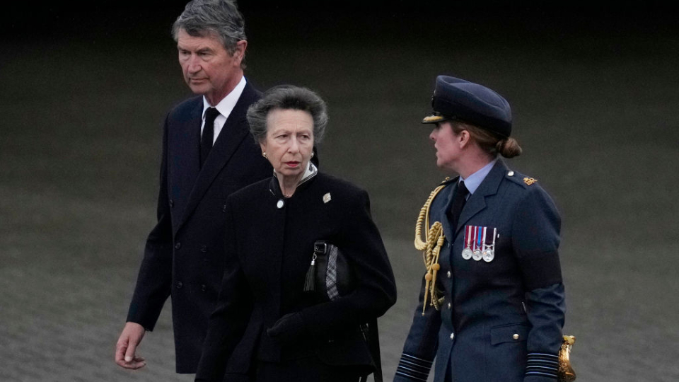 Принцеса Ан беше до майка си, когато кралица Елизабет II