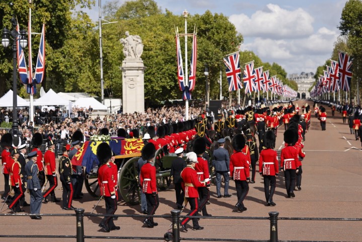 <p>Кралица Елизабет II напуска Бъкингамския дворец за последен път</p>