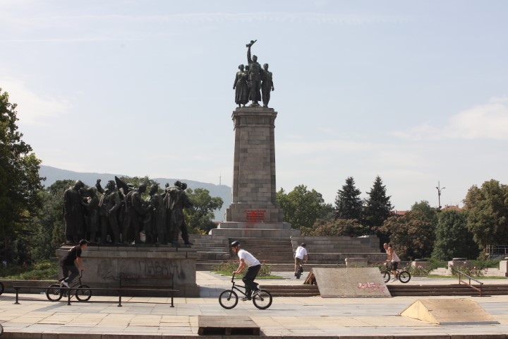 <p>Паметникът на Съветската армия отново беше надраскан</p>