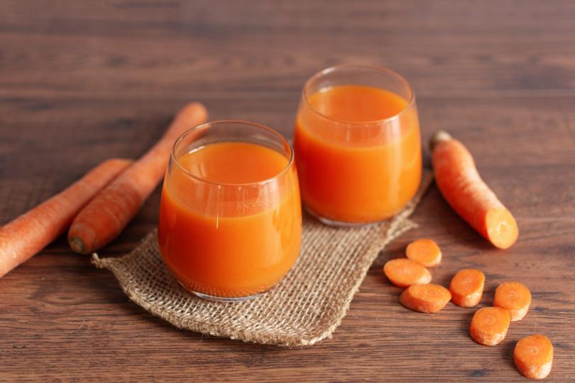 <p><strong>Сок от моркови</strong></p>

<p>Благодарение на него ще снабдите организма си с калий, който помага на кожата да задържа влагата в себе си и да остава хидратирана. Има противовъзпалителен ефект и намалява белезите. Пиенето на една чаша сок дневно ще поддържа кожата ви мека, еластична и нежна. Антиоксидантите от морковите ще ви помогнат да се преборите с екземи, дерматит, бръчки и неравности по кожата.</p>