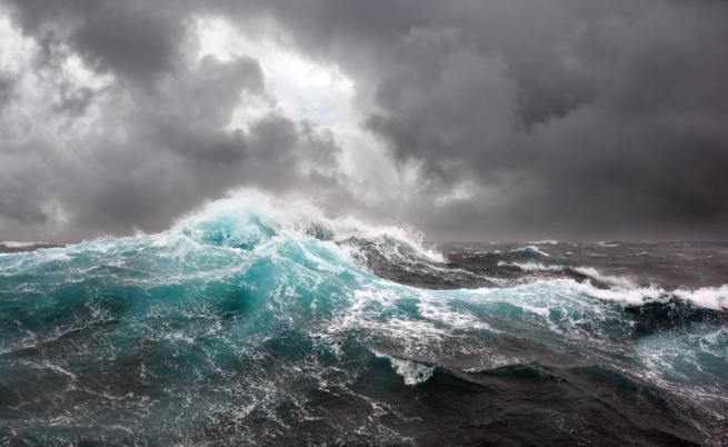 Ураганна буря в Бургаско: Отнесени яхти в морето, мъж падна зад борда