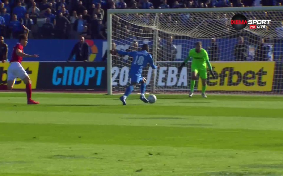 В 6-ата минута Ивелин Попов комбинира с Уелтън в центъра.