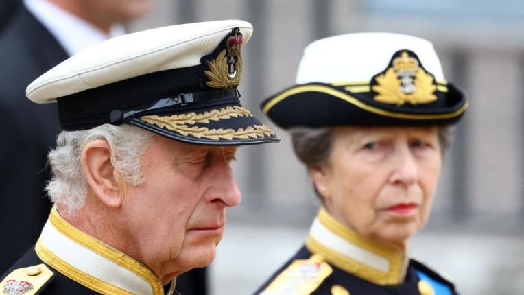 Крал Чарлз III се сбогува с кралица Елизабет