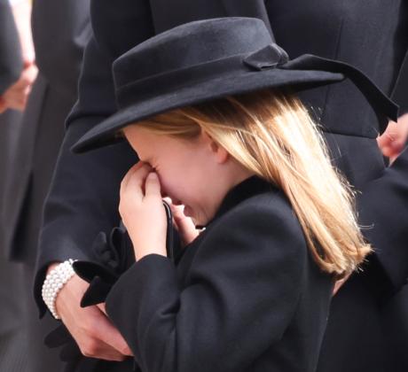 7 годишната принцеса Шарлот бе забелязана видимо доста разстроена по време