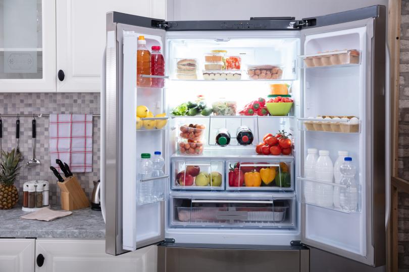 <p><strong>Рафтовете и чекмеджетата на хладилника</strong></p>

<p>Специалистите напомнят, че в отделението за пресни зеленчуци в хладилника се натрупват множество хранителни остатъци. В резултат на това бактериите там се увеличават и е добре да го почистваме редовно. Те препоръчват на дъното да сложим кухненска кърпа.</p>