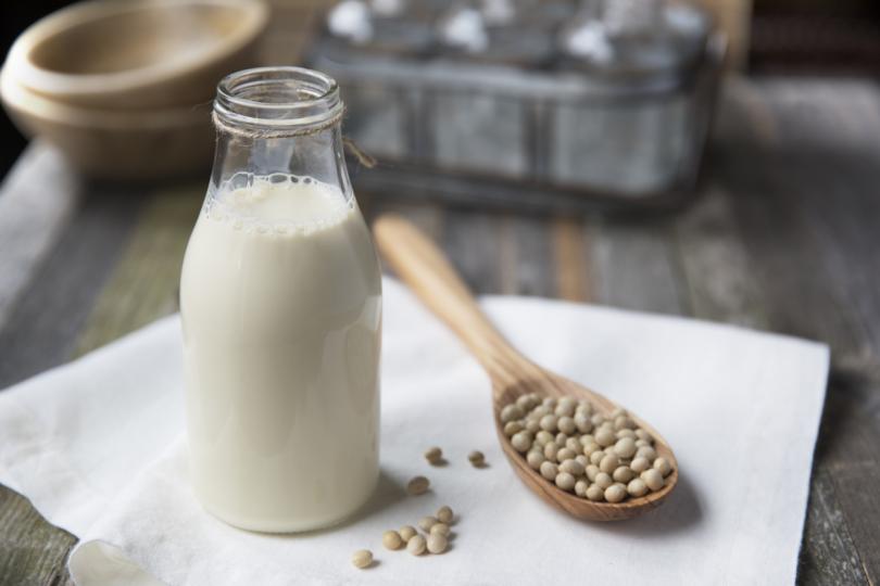 <p><strong>Соево мляко</strong></p>

<p>Соевото мляко е най-близо до кравето по хранителни вещества. То е с по-високо съдържание на протеин в сравнение с други млека без млечни продукти, също така съдържа фибри и повечето марки са добавили калций.</p>