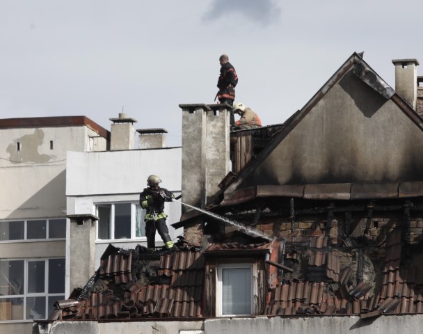 Пожар в жилищна сграда в София