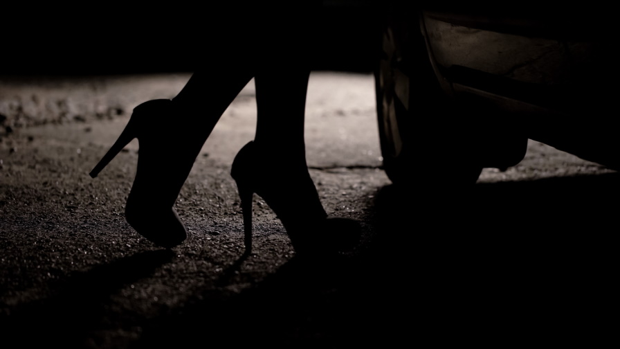 "Ще проституираш, иначе ще те хвърля от прозореца": Вербуване чрез социалните мрежи