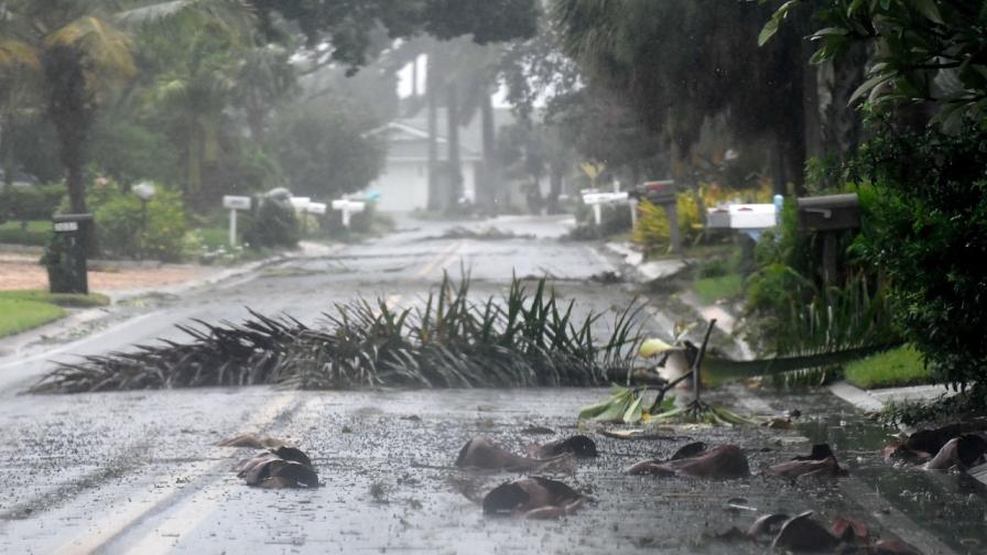 Мощният ураган "Иън" "помете" Флорида - бурните ветрове и поройните дъждове предизвикаха вече "катастрофални" наводнения и мащабни прекъсвания на електроснабдяването