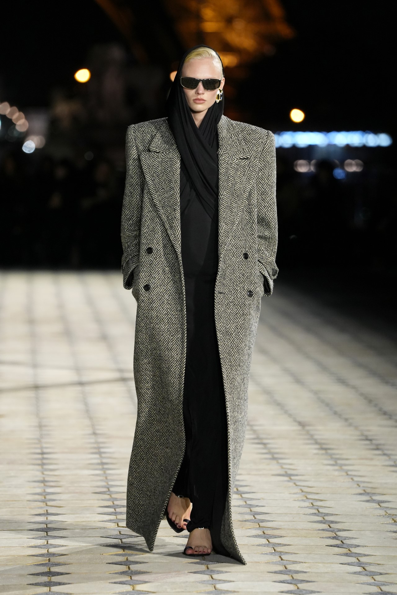 Френската модна къща "Ив Сен Лоран" организира дефиле на открит подиум, озарен от светещата Айфелова кула, за да представи колекция от елегантни вечерни облекла на дизайнера Антъни Вакарело