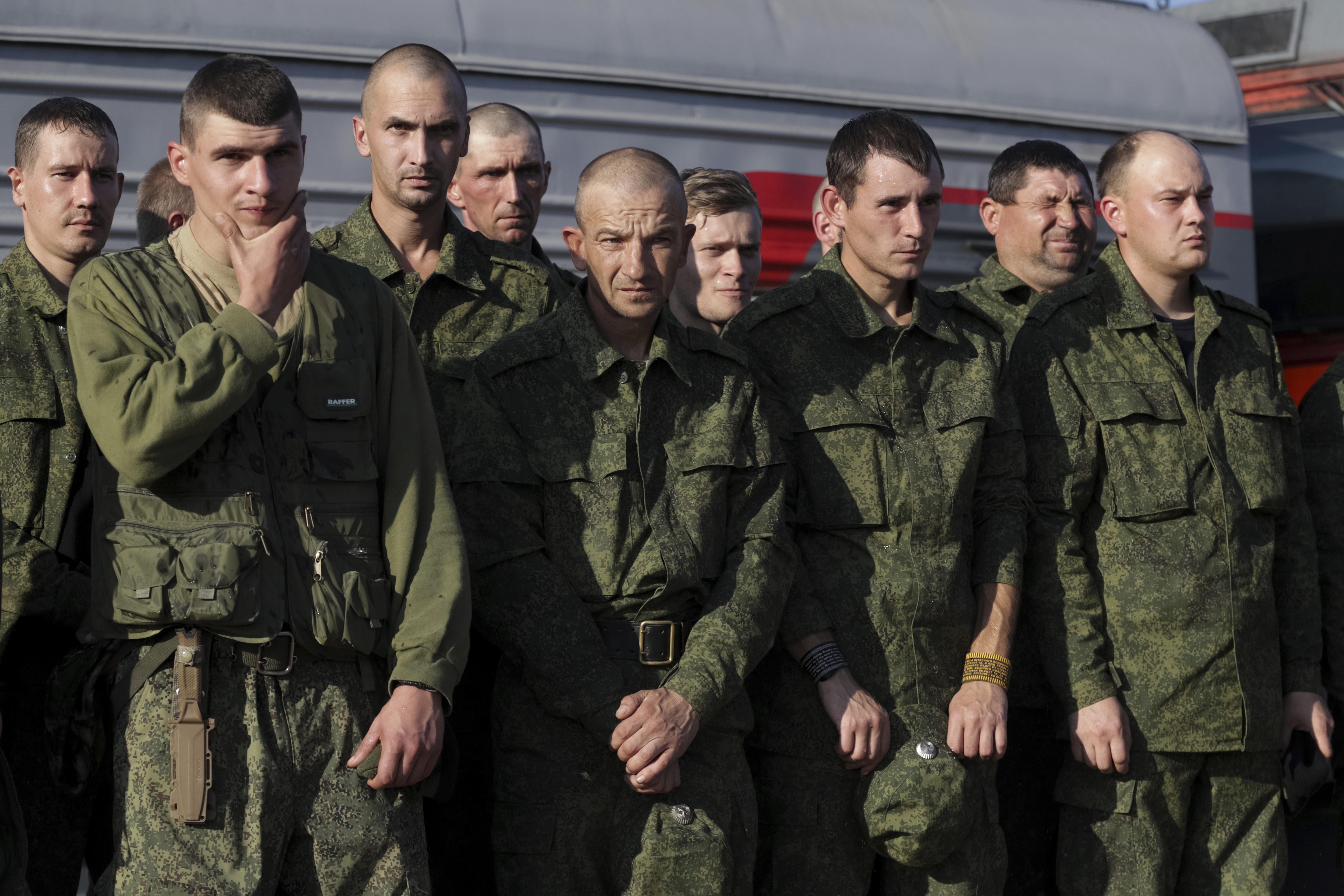 <p>На 21 септември Путин обяви частична военна мобилизация в Русия. След указа на президента някои руснаци решиха да напуснат страната, но други останаха. Вижте как част от тези, които са мобилизирани, бяха изпратени от своите близки.</p>