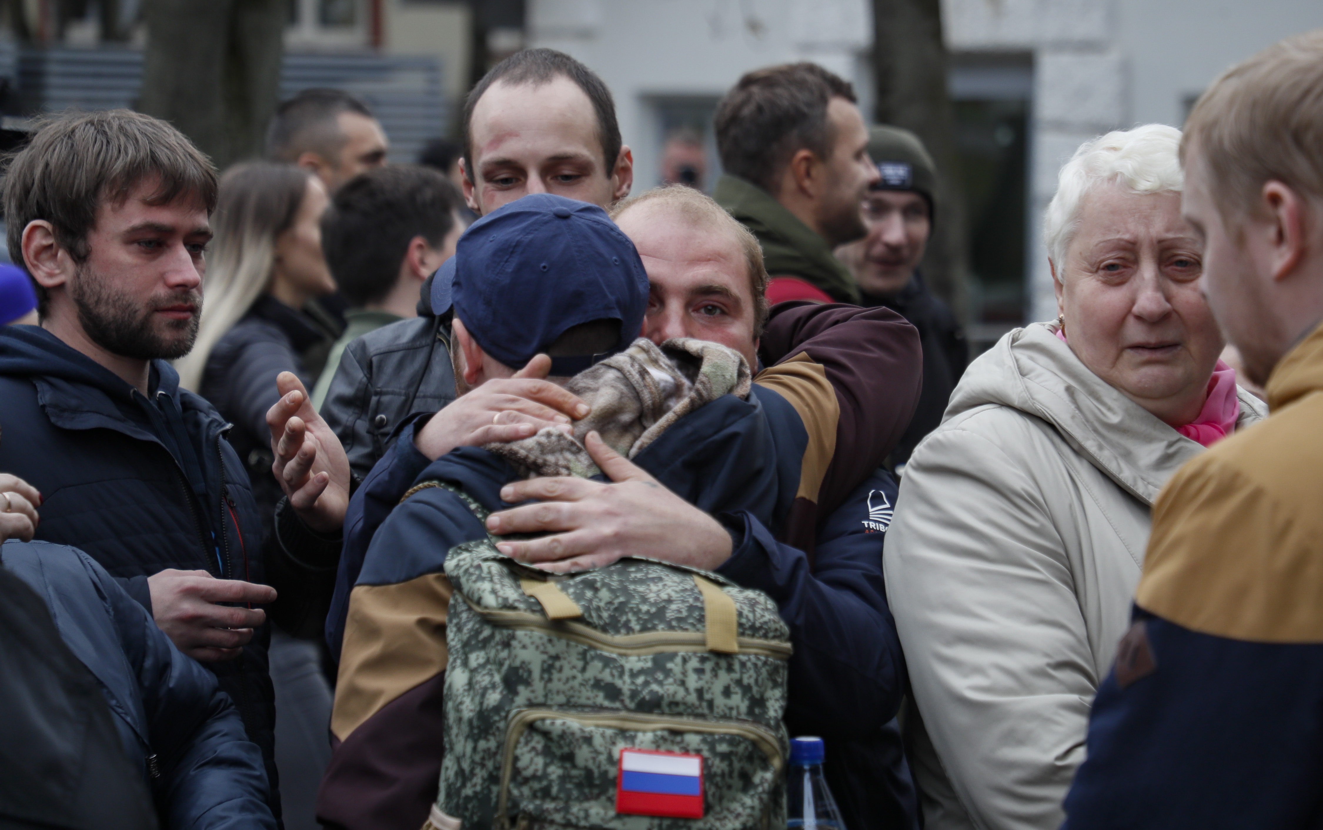 <p>На 21 септември Путин обяви частична военна мобилизация в Русия. След указа на президента някои руснаци решиха да напуснат страната, но други останаха. Вижте как част от тези, които са мобилизирани, бяха изпратени от своите близки.</p>