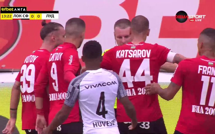 Лудогорец остана с 10 души след глупост на Сисиньо