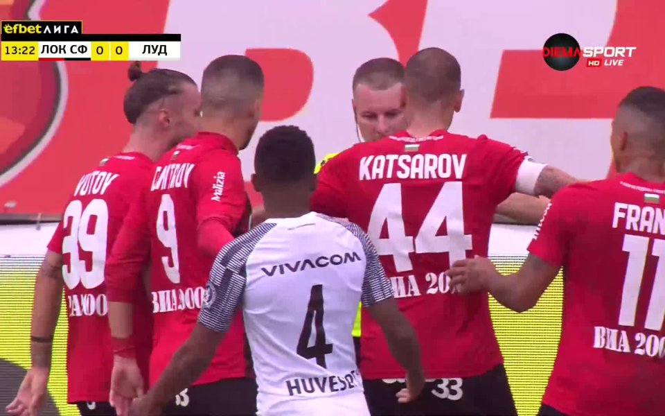 В 15-ата минута левият бек на Лудогорец - Сисиньо получи