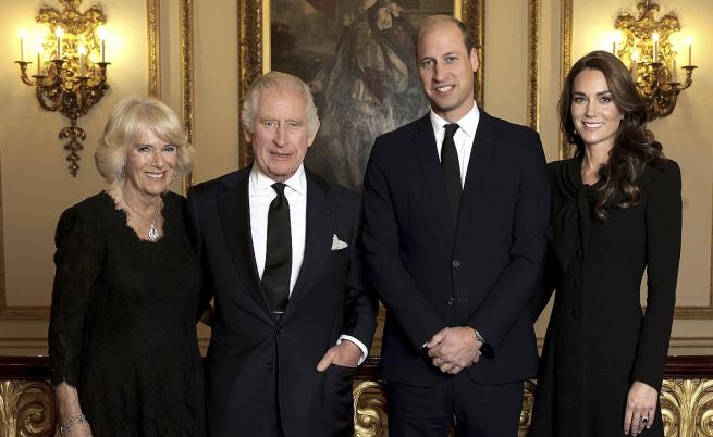 Бъкингамският дворец разпространи първа официална снимка на крал Чарлз Трети, престолонаследника Уилям и съпругите им