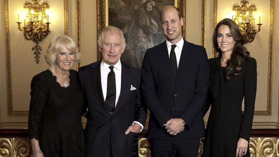 Бъкингамският дворец разпространи първа официална снимка на крал Чарлз Трети, престолонаследника Уилям и съпругите им