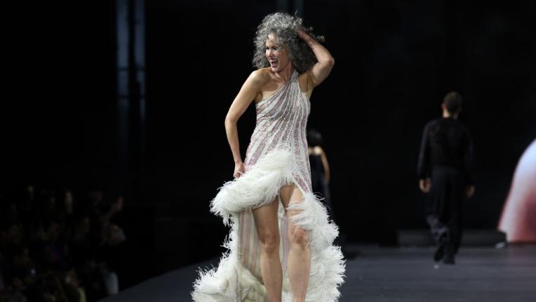 Горда и великолепна: Анди Макдауъл на подиума по време на Седмицата на модата в Париж
