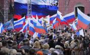 Какво се случи след речта на Путин и как руските знамена се озоваха на боклука