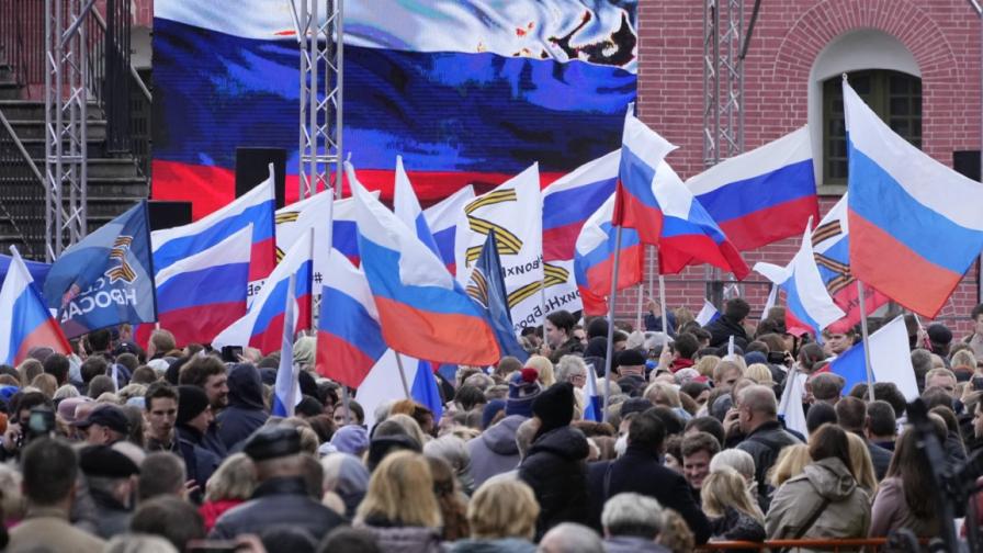 <p>След речта на Путин и руските знамена на боклука</p>
