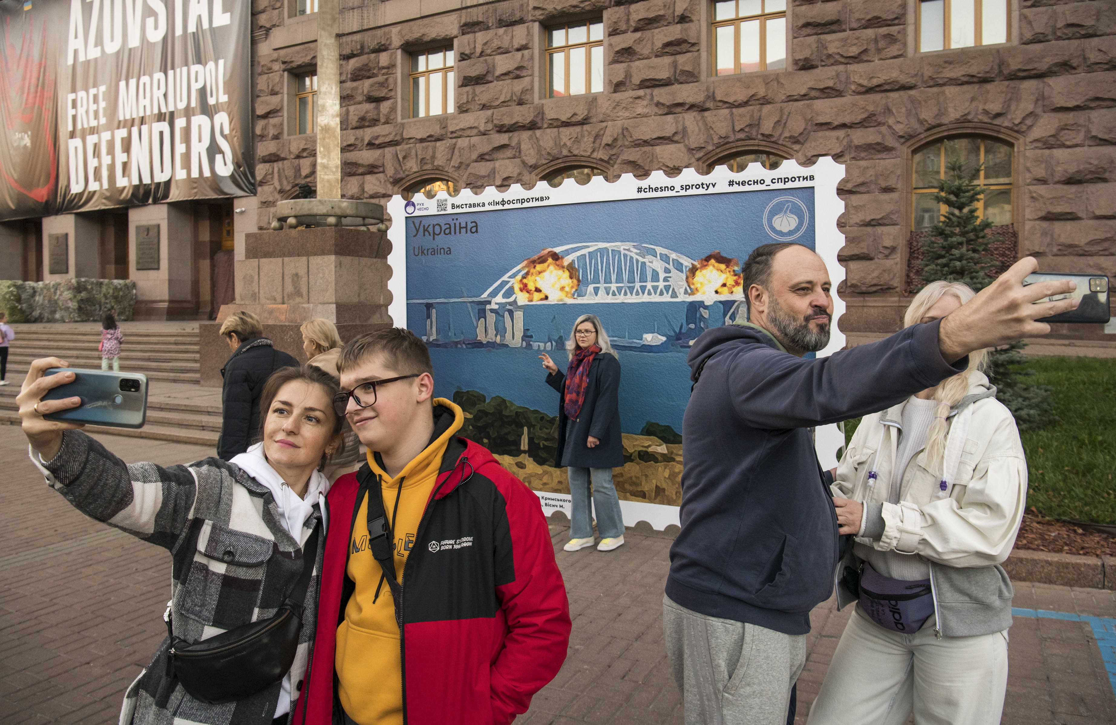<p>Огромна марка, на която са нарисувани експлозии на Кримския мост, е изложена в Киев. Mинувачи спираха и позираха за снимки пред нея. Творбата беше представена по-рано като част от изложба за честването на Деня на независимостта на Украйна на 24 август 2022 г.</p>