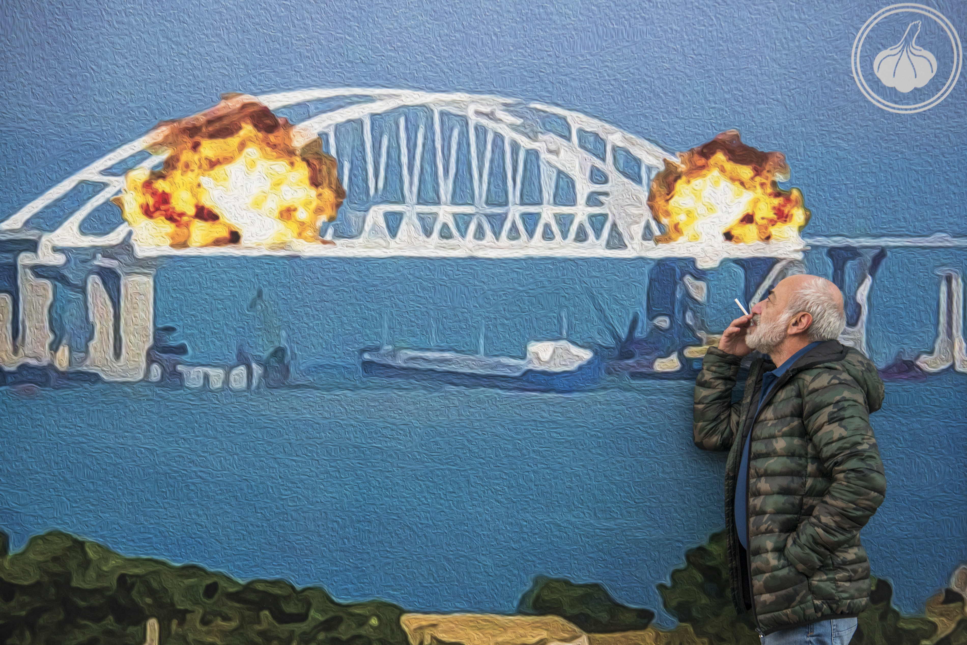 <p>Огромна марка, на която са нарисувани експлозии на Кримския мост, е изложена в Киев. Mинувачи спираха и позираха за снимки пред нея. Творбата беше представена по-рано като част от изложба за честването на Деня на независимостта на Украйна на 24 август 2022 г.</p>