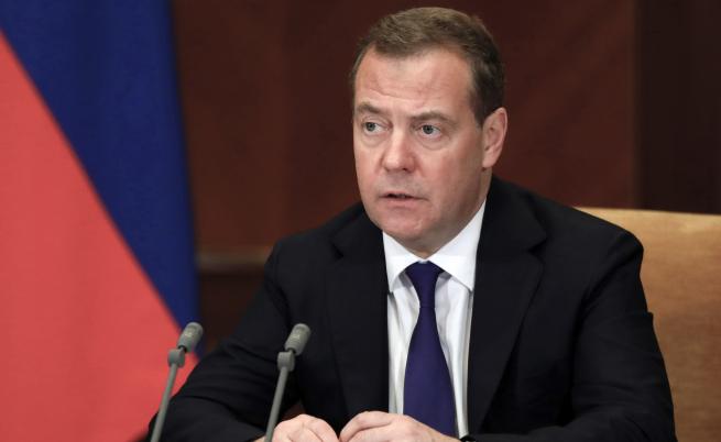 Медведев критикува западните сили, отправи и предупреждение