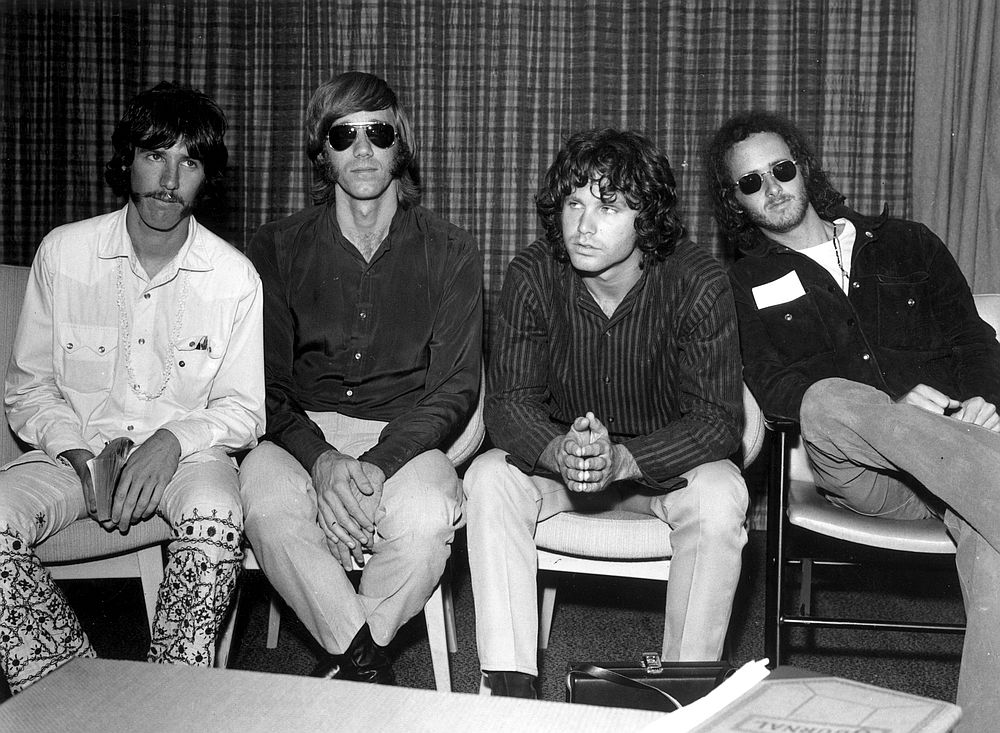 <p><strong>Джим Морисън</strong>- Фронтменът на The Doors Джим Морисън е открит мъртъв във ваната на наетия си апартамент в Париж от своята приятелка Памела Курсон на 3 юли 1971 г. Тъй като липсват следи от насилие, френските органи не изискват аутопсия и за официална причина е обявена сърдечна недостатъчност, утежнена от прекомерна употреба на алкохол. Смъртта на Морисън слага край на този мрачен двугодишен период, който завинаги оформя митологията около възрастта 27 години.</p>