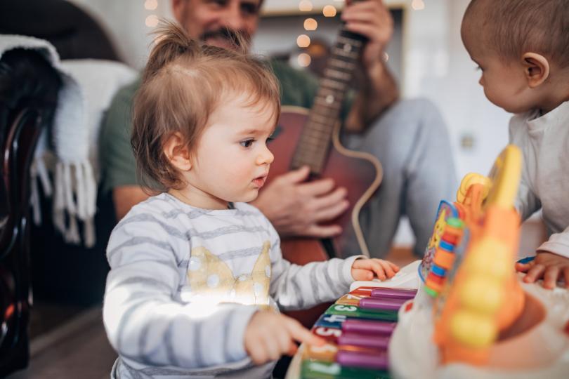 10 чудесни умения, които бебета и деца усвояват от музикалните инструменти