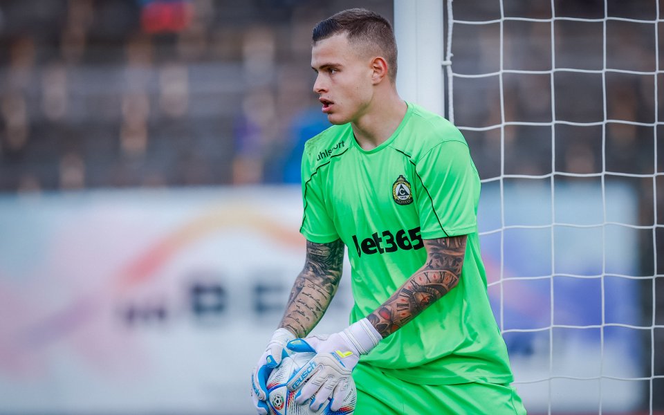 Левски загуби с 1:2 домакинството на Славия, а един от