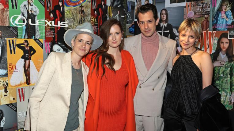  Грейс Гъмър бременна и сияеща на аления килим 