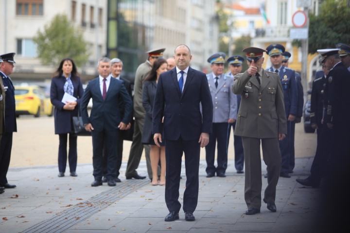 Румен Радев отдаде почит пред Паметника на летеца по повод Празника на авиацията