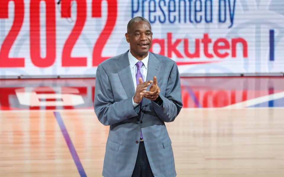 Членът на баскетболната Зала на славата Дикембе Мутомбо се лекува