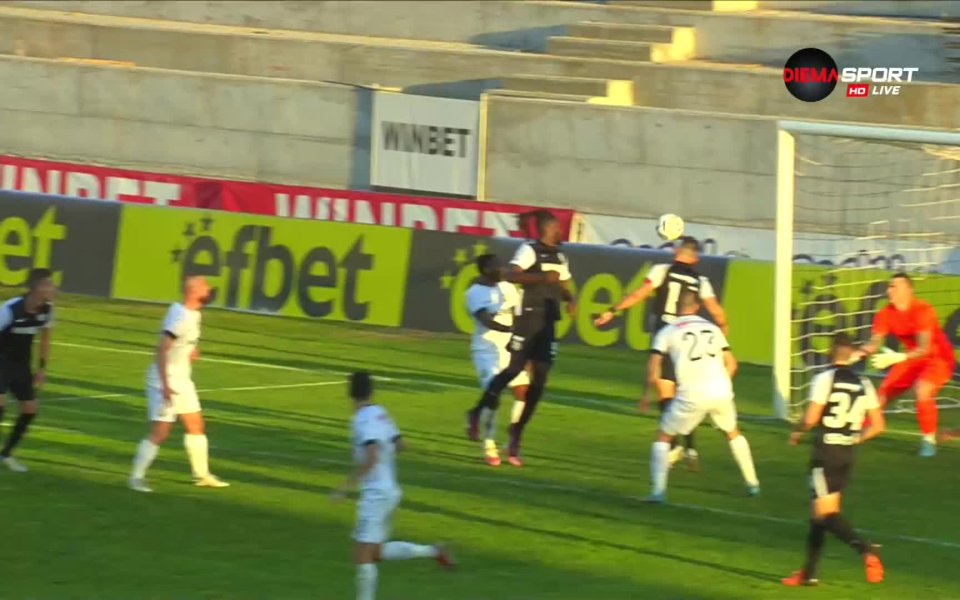 След центриране от корнер, топката бе отправена към вратата на