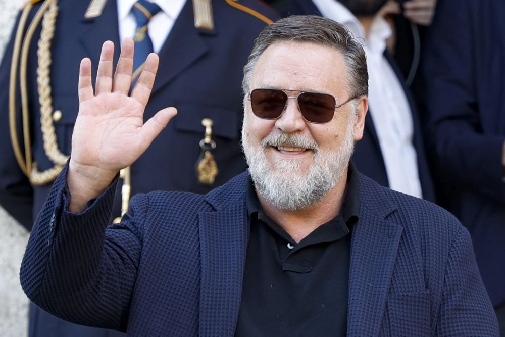 <p><strong>Ръсел Кроу</strong>- Един от най-неприятните епизоди с участието на Ръсел Кроу се случи през 2005 г. в Ню Йорк, когато актьорът бе арестуван за това, че замери служител на хотел с телефон. По-късно Кроу се извини публично, а медиите широко тиражираха признанието му, че се е чувствал &bdquo;изключително глупаво&ldquo;. Този инцидент сериозно разклати имиджа му на сериозен драматичен актьор. Макар да не сложи край на кариерата му, случаят задълго затвърди репутацията му на &bdquo;труден характер&ldquo; с непредвидим нрав.</p>