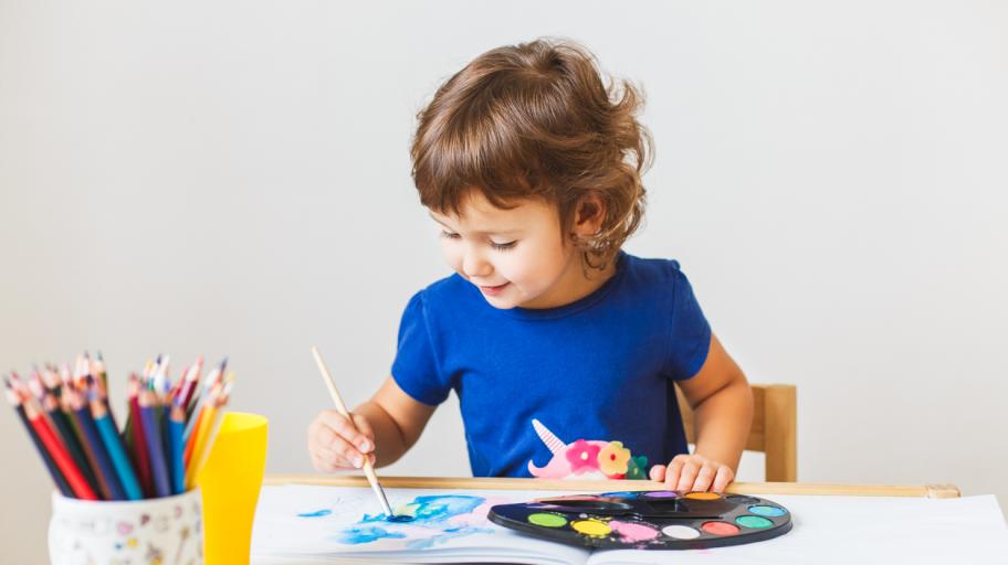 Ранно детско развитие: Защо и как да рисува дете на 2 години