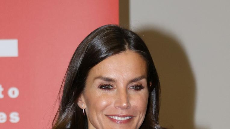  Испанската кралица в червен кожен костюм 