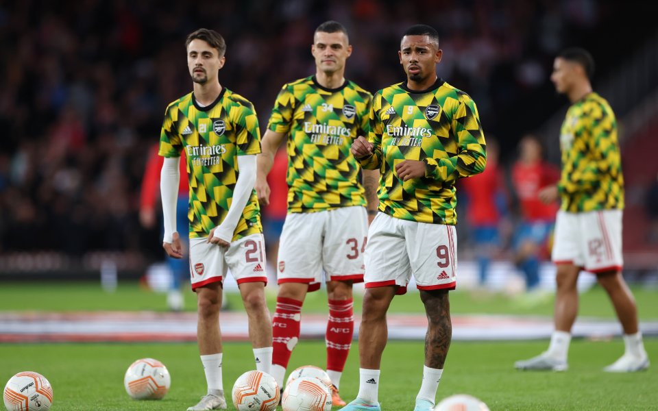 Арсенал и ПСВ Айндховен играят при в отложен двубой от