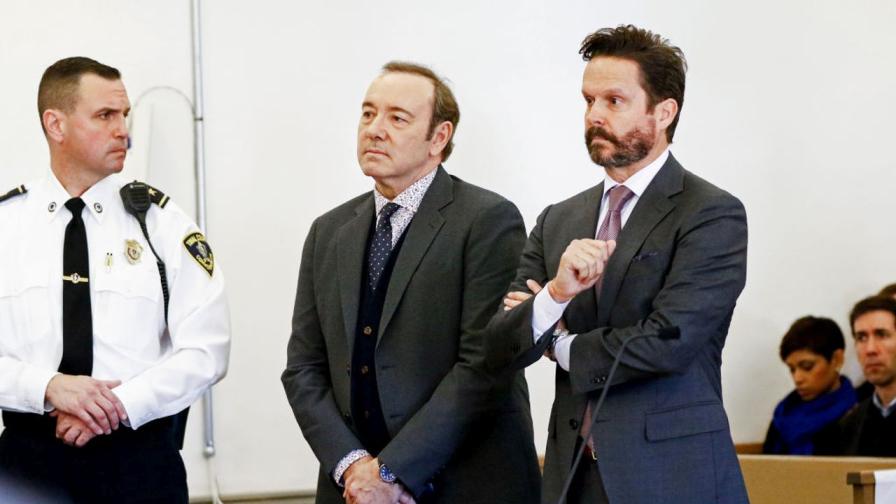 Актьорът Кевин Спейси (вляво) присъства на обвиненията си в сексуално посегателство със своя адвокат Алън Джаксън