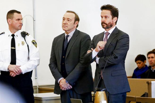  Актьорът Кевин Спейси (вляво) участва на обвиняванията си в полово посягане със своя юрист Алън Джаксън 