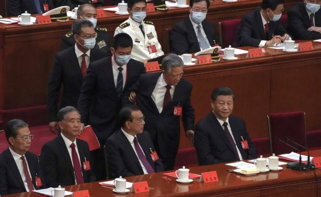 Според Синхуа Ху Цзинтао е бил изведен от залата на конгреса на ККП, защото му е призляло