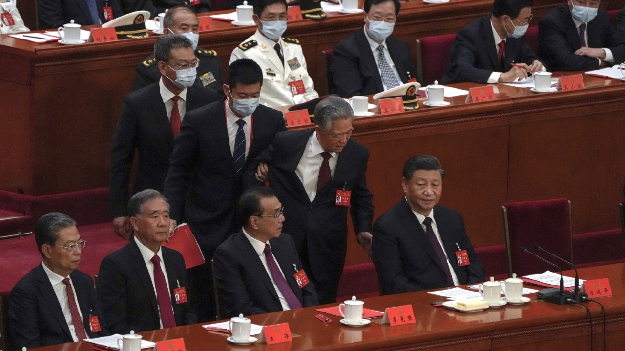 <p>Предишният китайски президент Ху Цзинтао беше отстранен от подиума, където седеше до настоящия държавен глава Си Цзинпин по време на церемонията по закриването на 20-ия конгрес на управляваща комунистическа партия. 79-годишният бивш генерален секретар на Китайската комунистическа партия (ККП) беше изпроводен от двама разпоредители.</p>