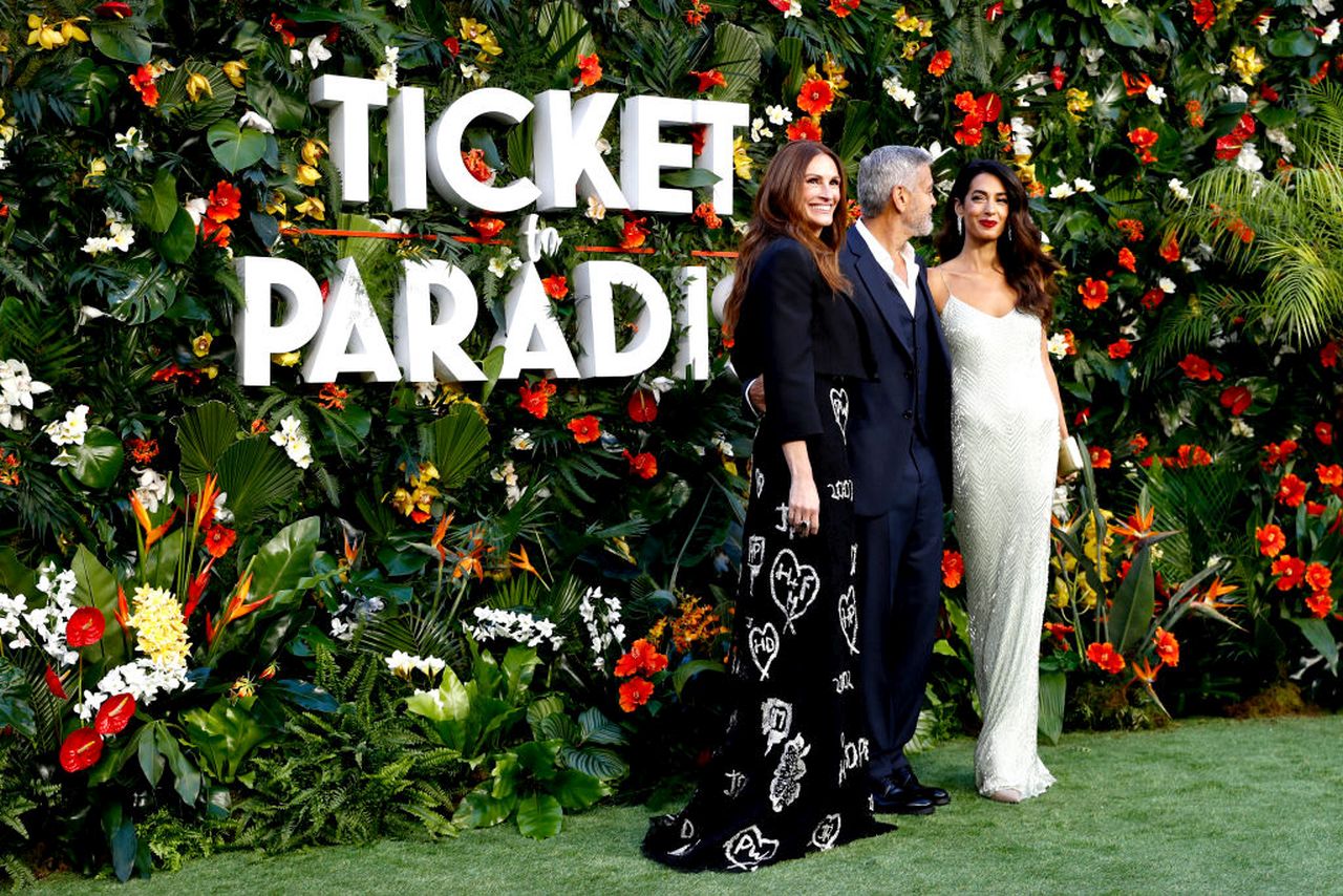 <p>Джордж Клуни, Амал и Джулия Робъртс на прeмиерата на филма &quot;Билет до рая&quot; на 07 септември 2022 г, Лондон, Англия</p>