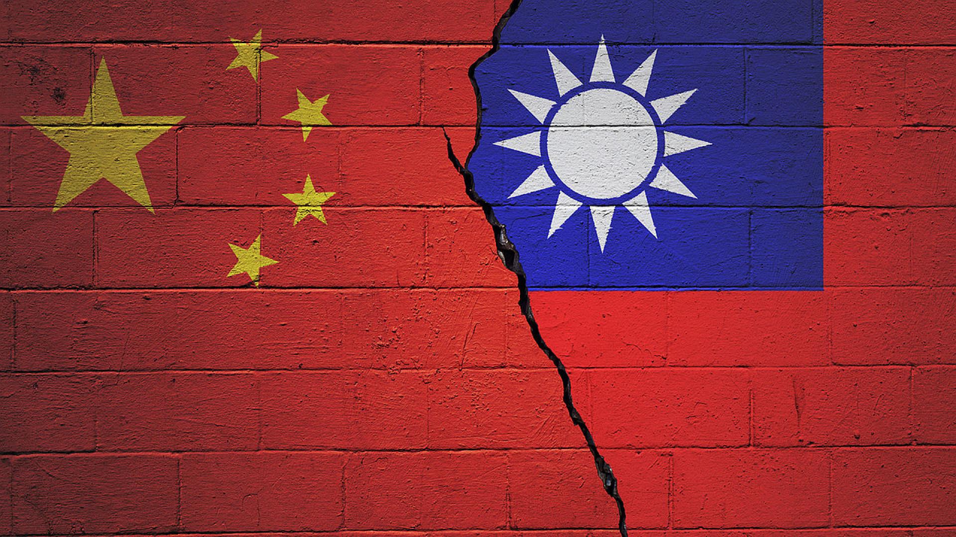 Видео публикувано от тайванските военни показва китайски амфибиен десантен кораб