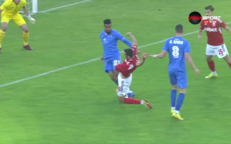 В седмата минута на двубоя между Левски и ЦСКА 1948