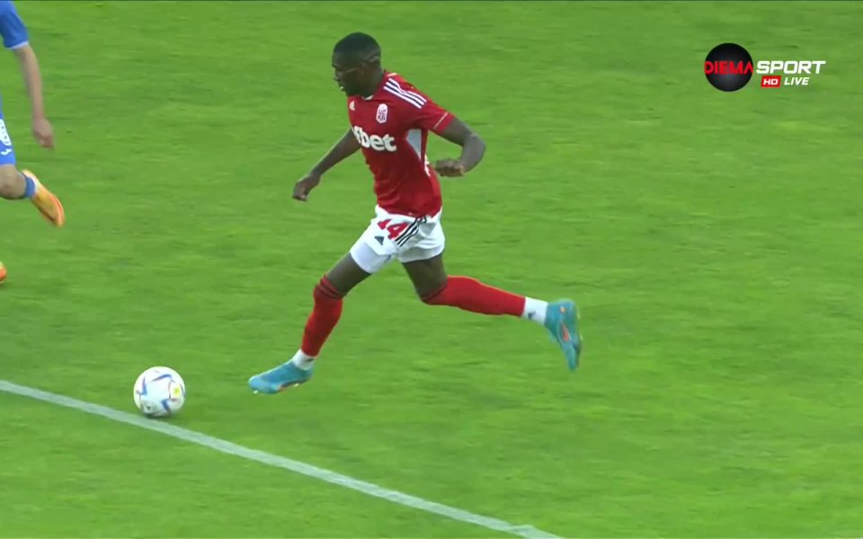 Двубоят между Левски и ЦСКА 1948 предоставя малко голови положения, но