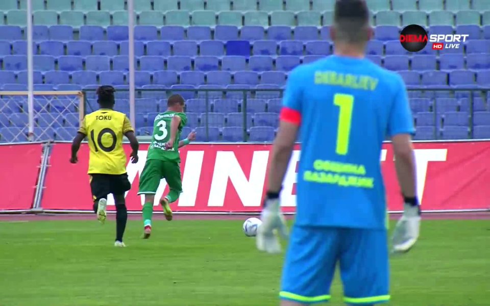 Бухал получи страхотен пас от Божуркин, който навлезе в наказателното